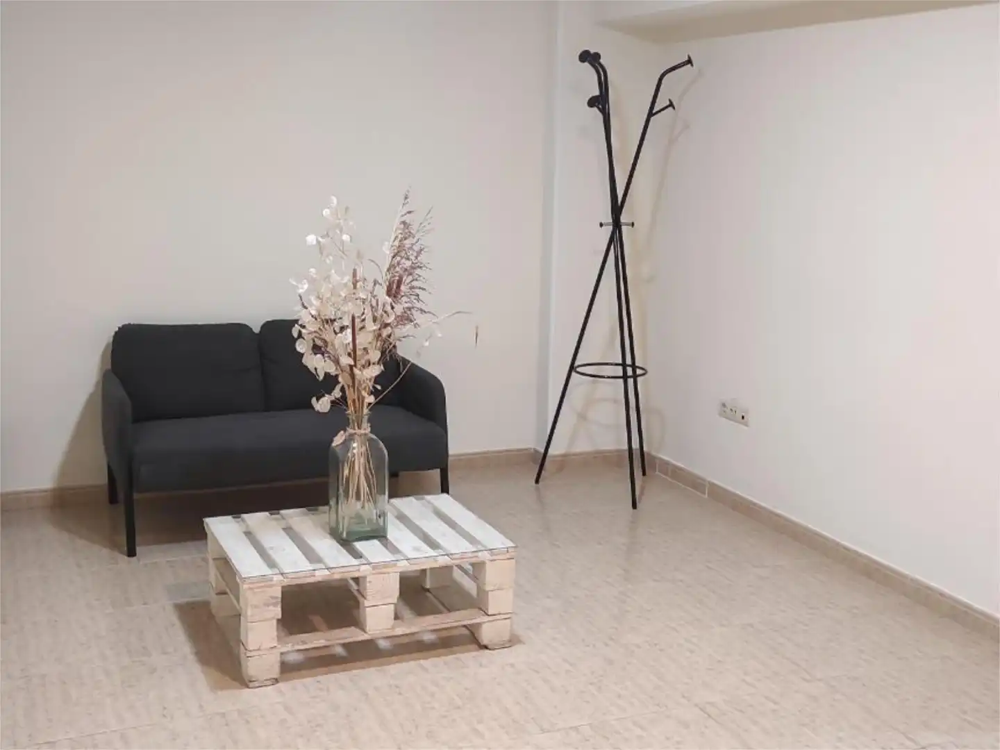 Local de lloguer a Calle de la Milagrosa, 4, Puerta del Ángel Sala d'estar de Local de lloguer en Madrid amb Calefacció i Parquet