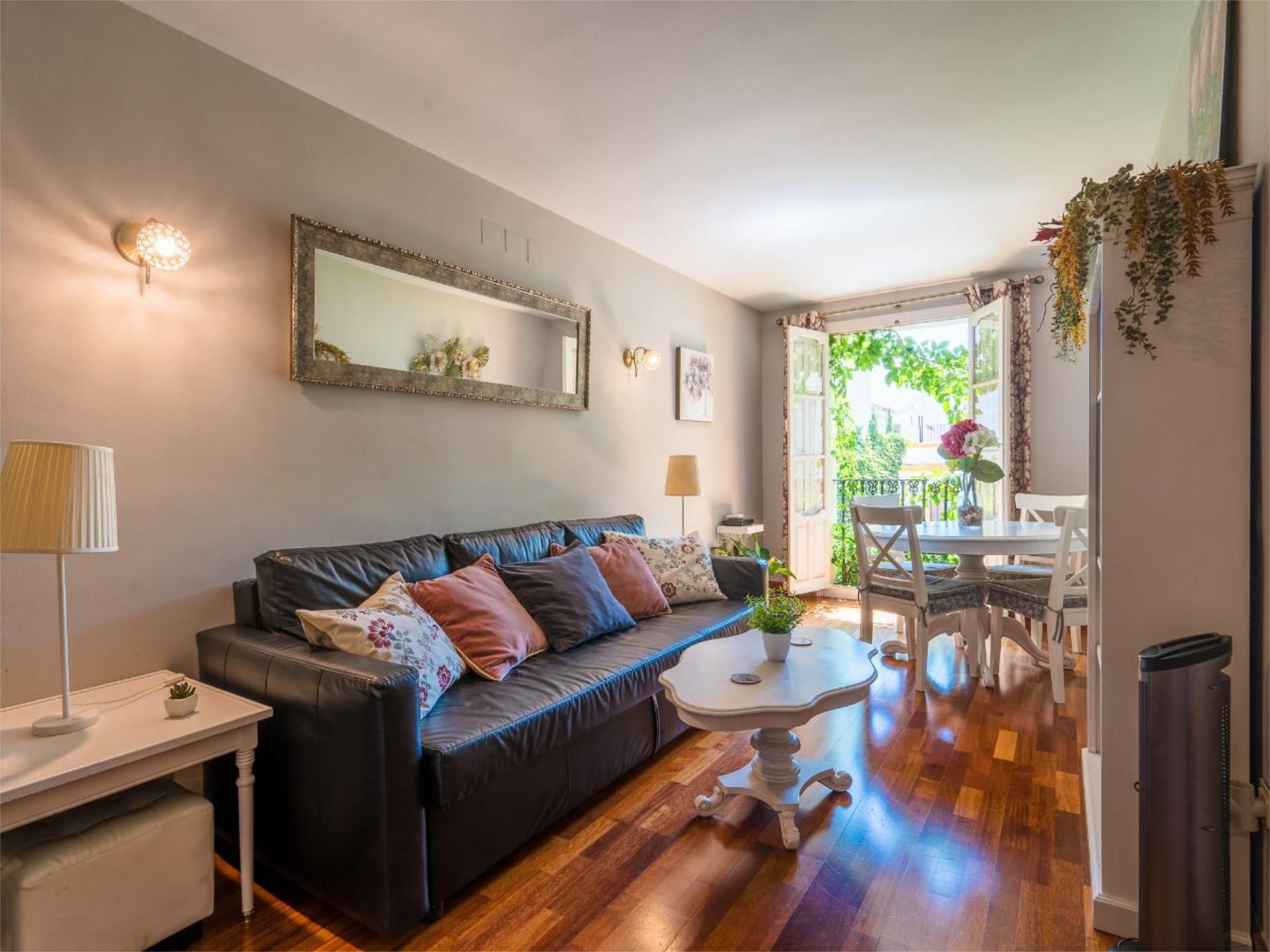 Living room of Flat for sale in  Sevilla Capital  with Air Conditioner, Heating and Parquet flooring