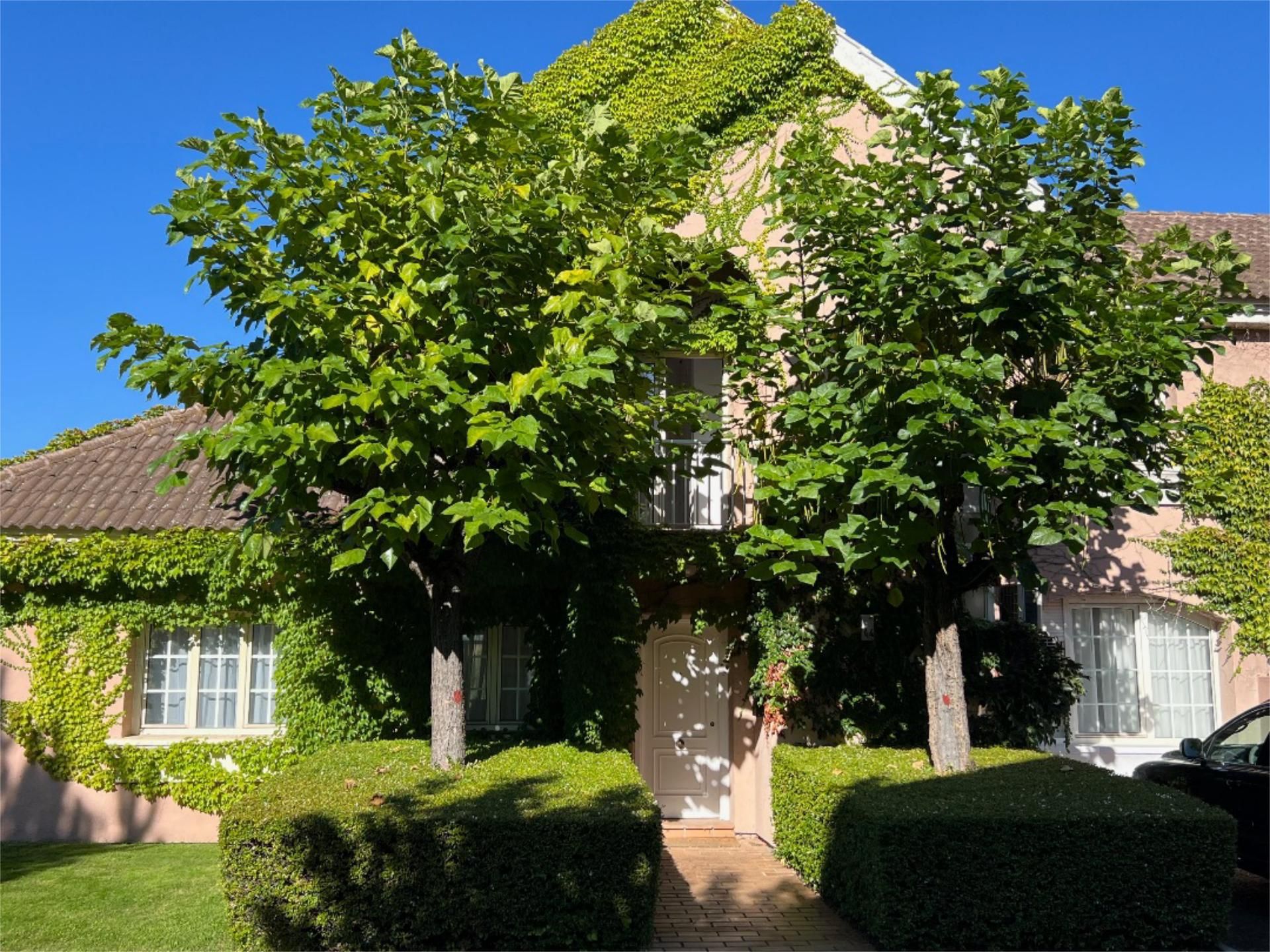 Exterior view of House or chalet for sale in Villanueva de la Cañada  with Air Conditioner, Terrace and Swimming Pool