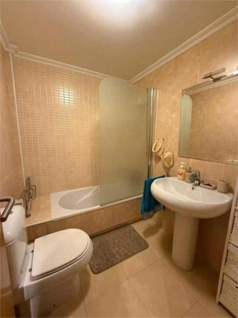 Baño de Piso de alquiler en Ribeira con Calefacción y Piscina