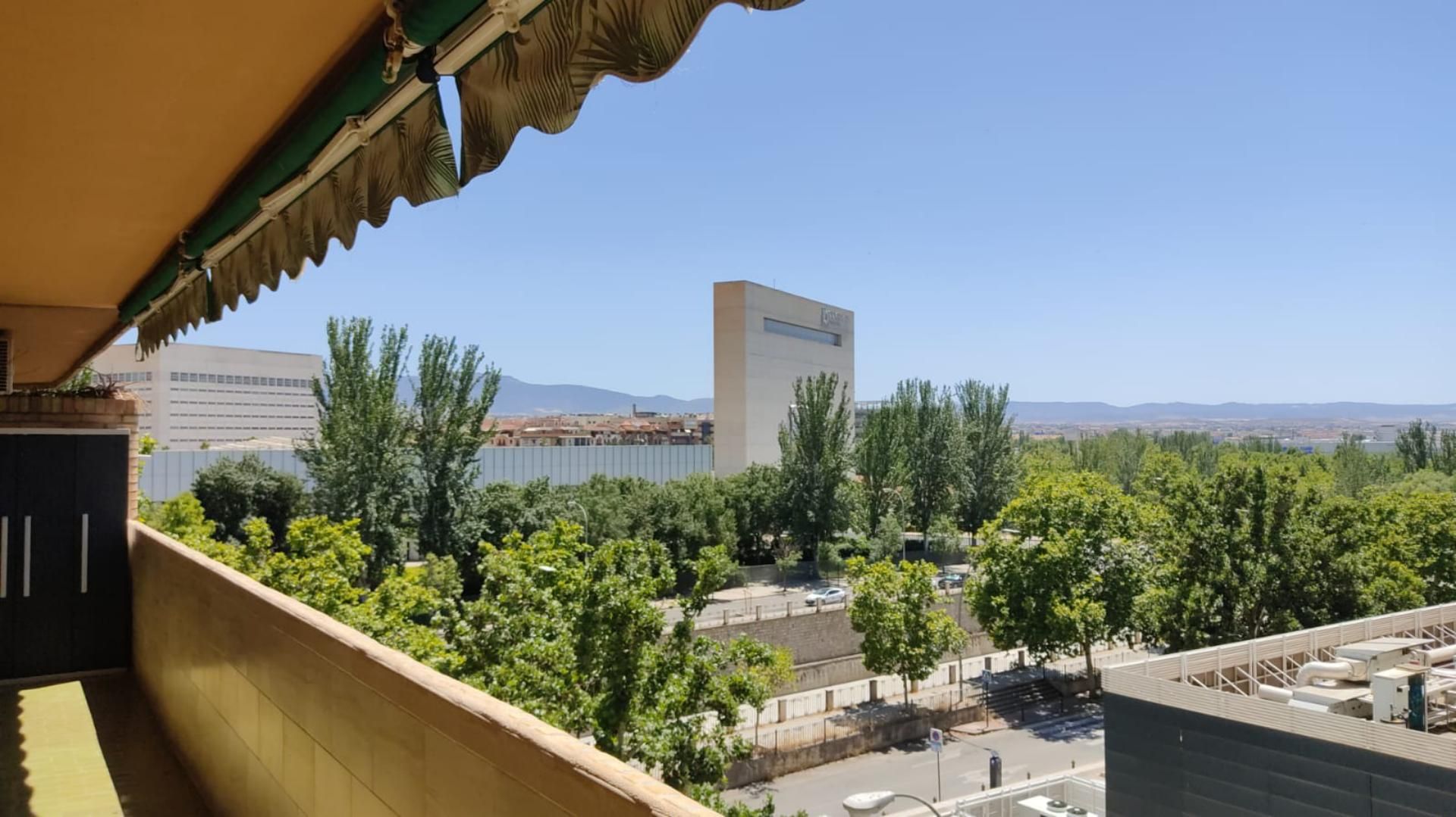 Vista exterior de Pis de lloguer en  Granada Capital amb Calefacció, Forn i Balcó