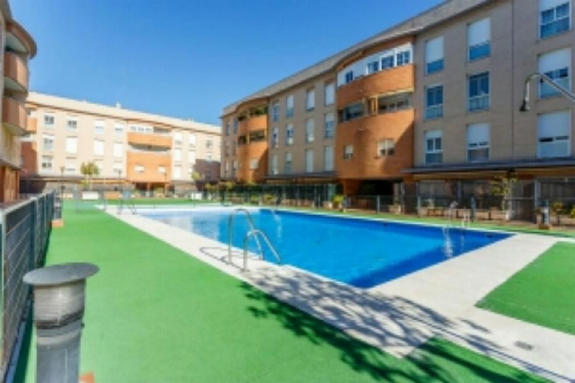Swimming pool of Duplex for sale in  Sevilla Capital  with Air Conditioner, Heating and Private garden
