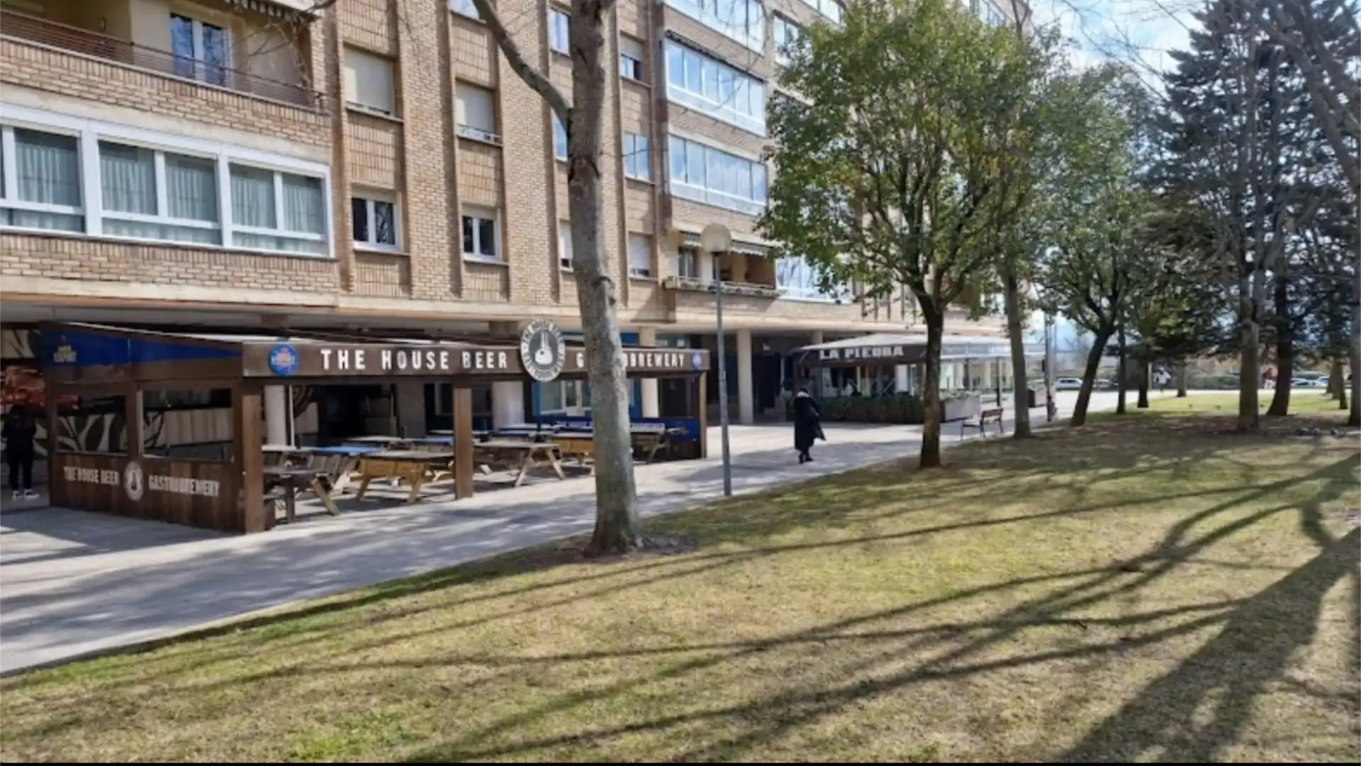 Vista exterior de Piso para compartir en  Pamplona / Iruña con Jardín privado