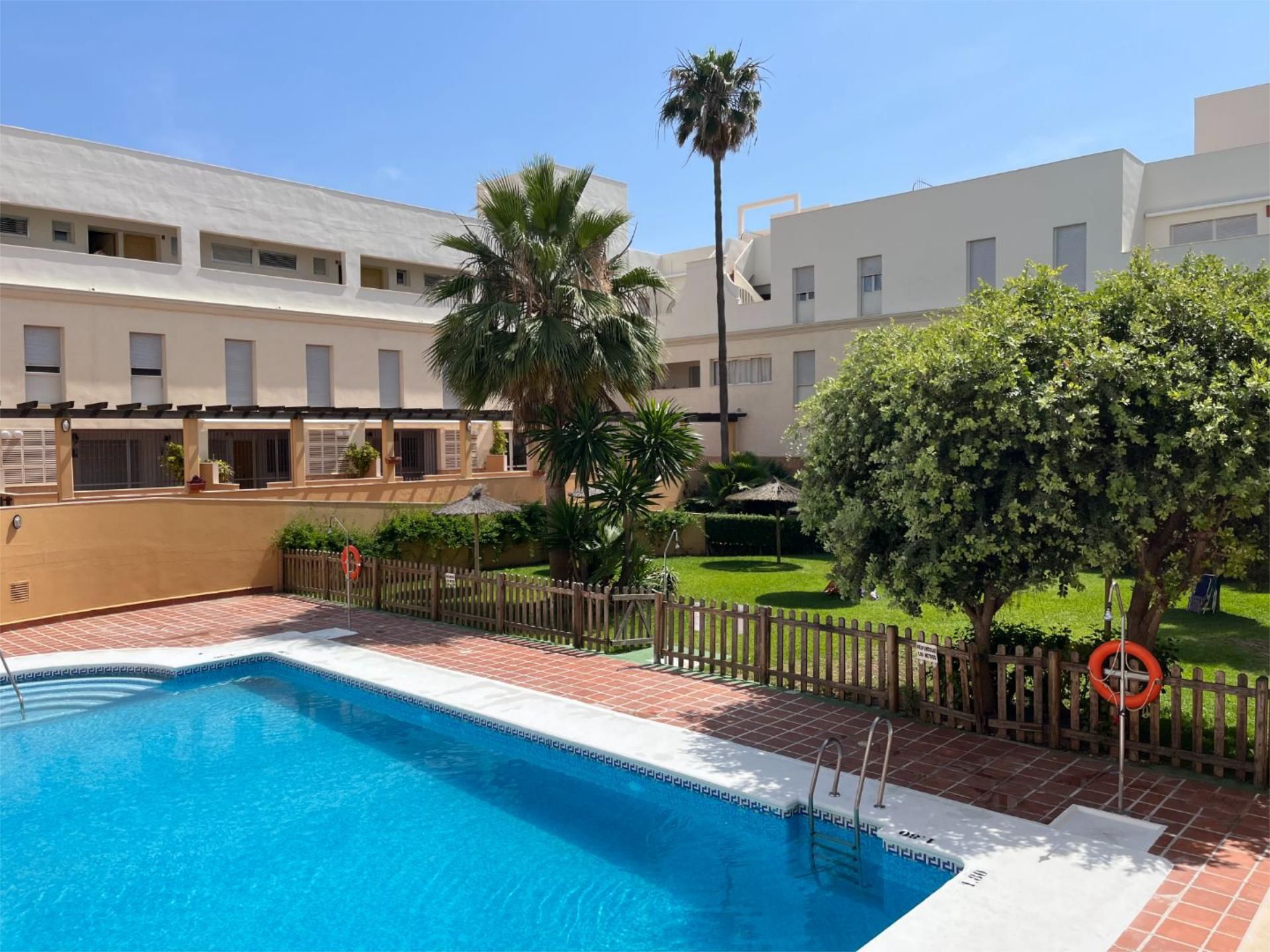 Swimming pool of Flat to rent in Chipiona  with Air Conditioner, Heating and Private garden