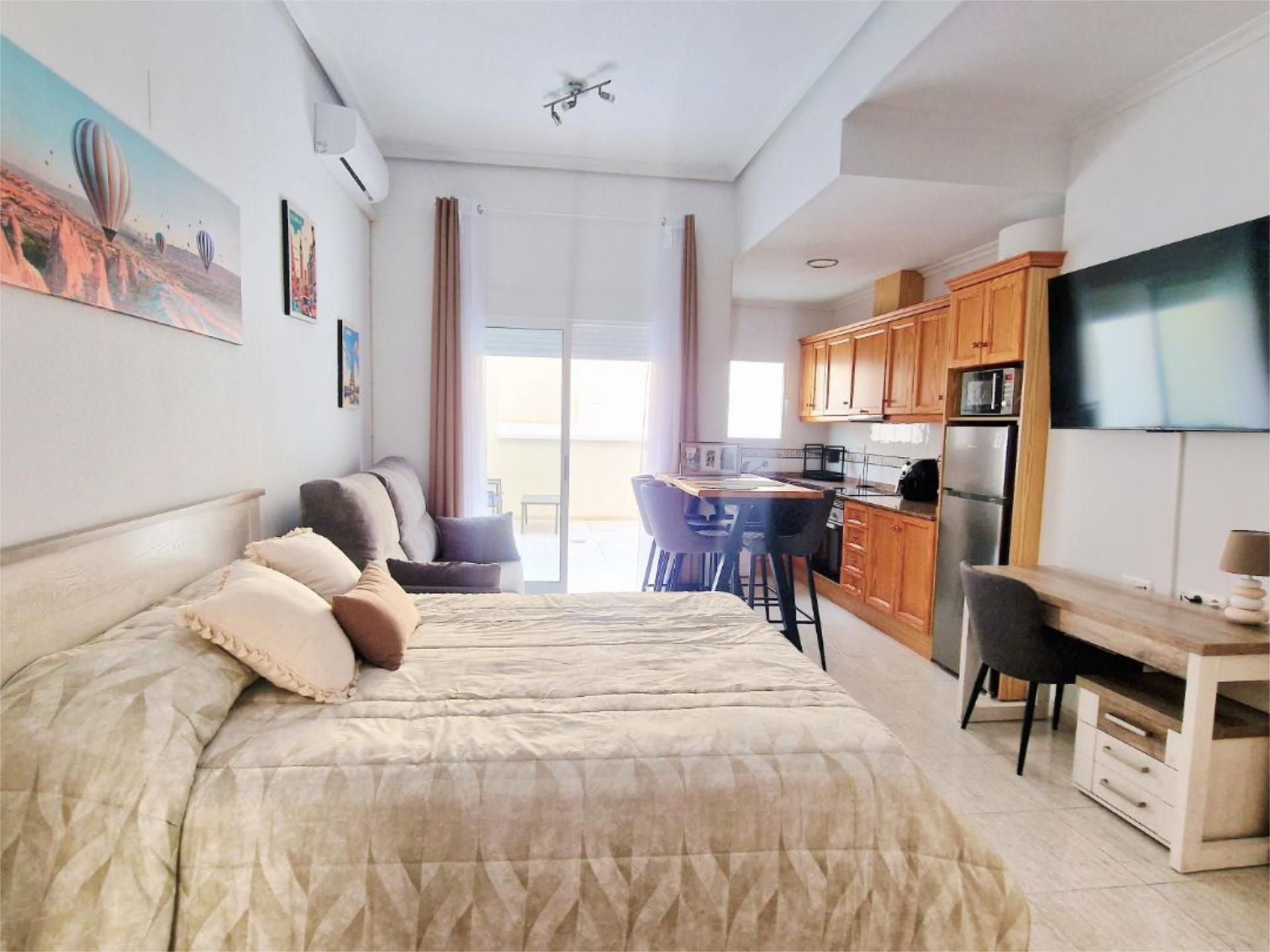 Habitación de Estudio de alquiler en Torrevieja con Aire acondicionado, Terraza y Piscina