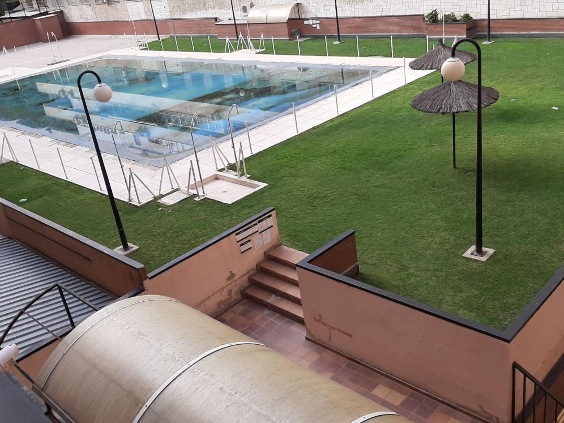 Swimming pool of Flat for sale in  Madrid Capital  with Air Conditioner, Heating and Parquet flooring