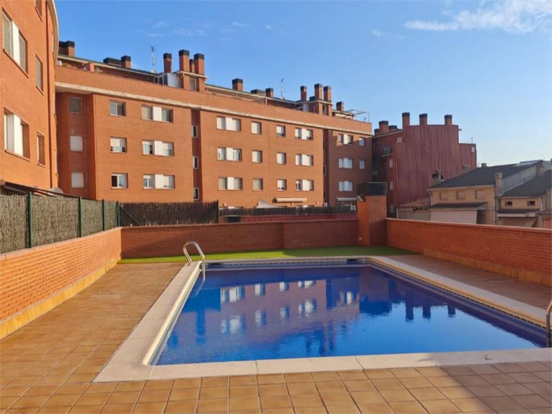 Piscina de Pis en venda en Manresa amb Calefacció, Parquet i Terrassa