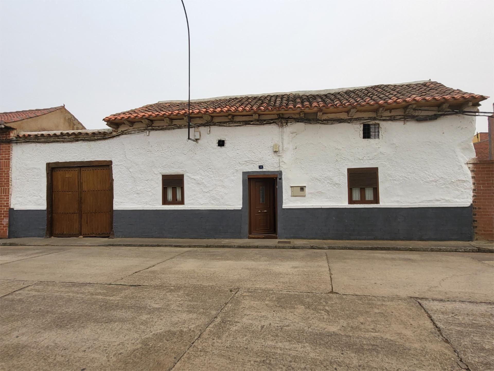 Vista exterior de Casa o xalet en venda en Laguna de Negrillos amb Calefacció, Moblat i Forn