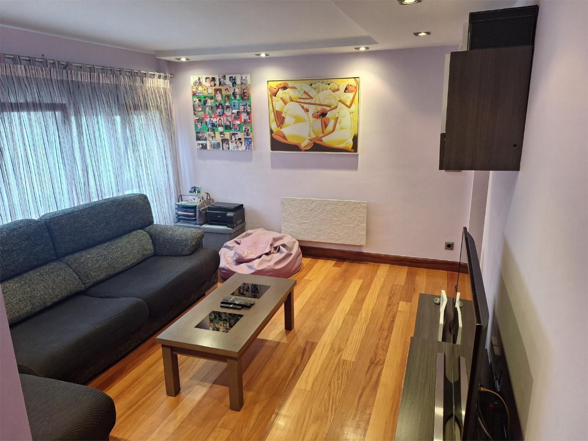 Sala d'estar de Pis en venda en Bilbao  amb Calefacció, Parquet i Moblat
