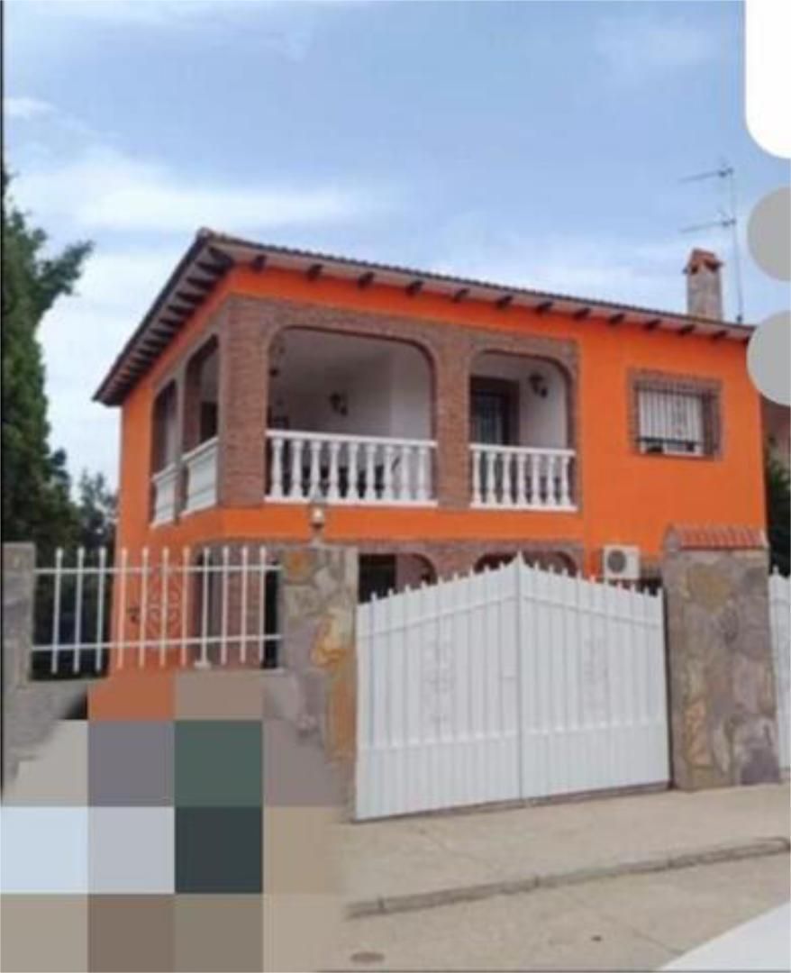 Vista exterior de Casa adosada en venda en El Casar de Escalona amb Jardí privat, Terrassa i Traster