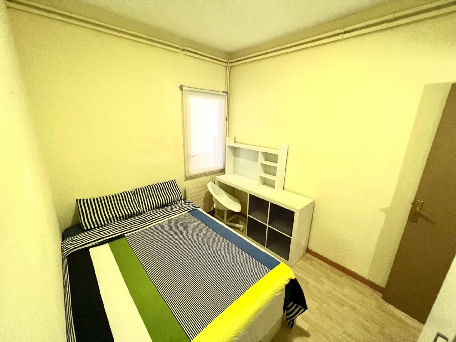 Bedroom of Flat to share in  Barcelona Capital  with Heating, Parquet flooring and Furnished