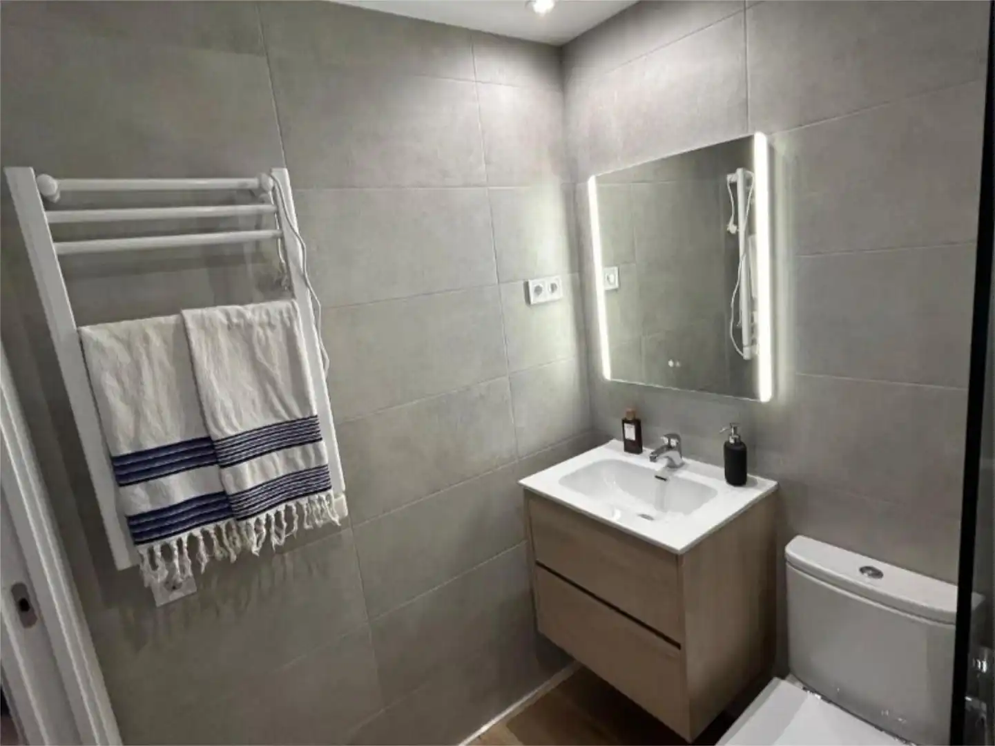 Baño de Piso de alquiler en  Madrid Capital con Aire acondicionado