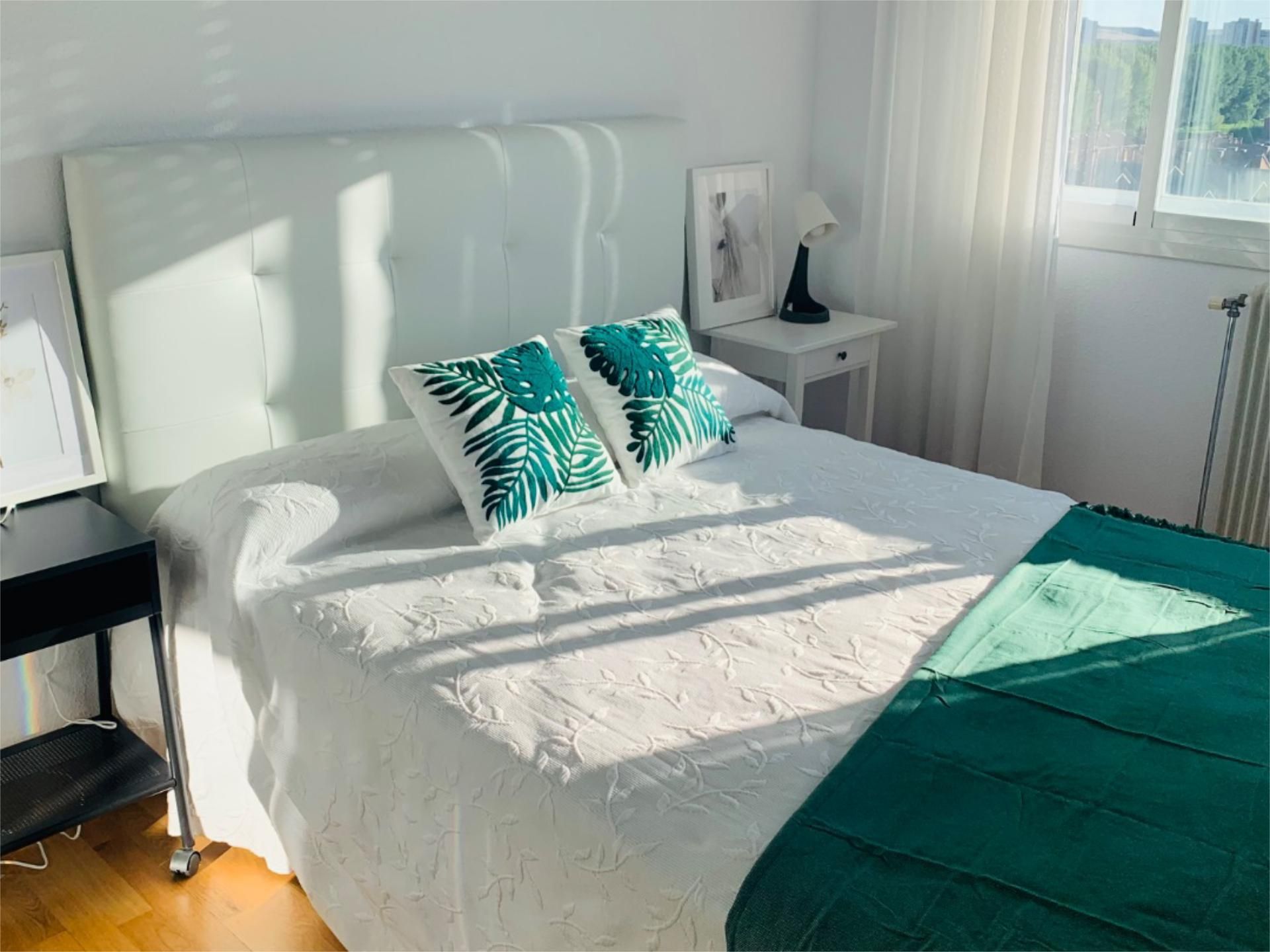 Dormitori de Apartament de lloguer en Burgos Capital amb Calefacció, Parquet i Moblat