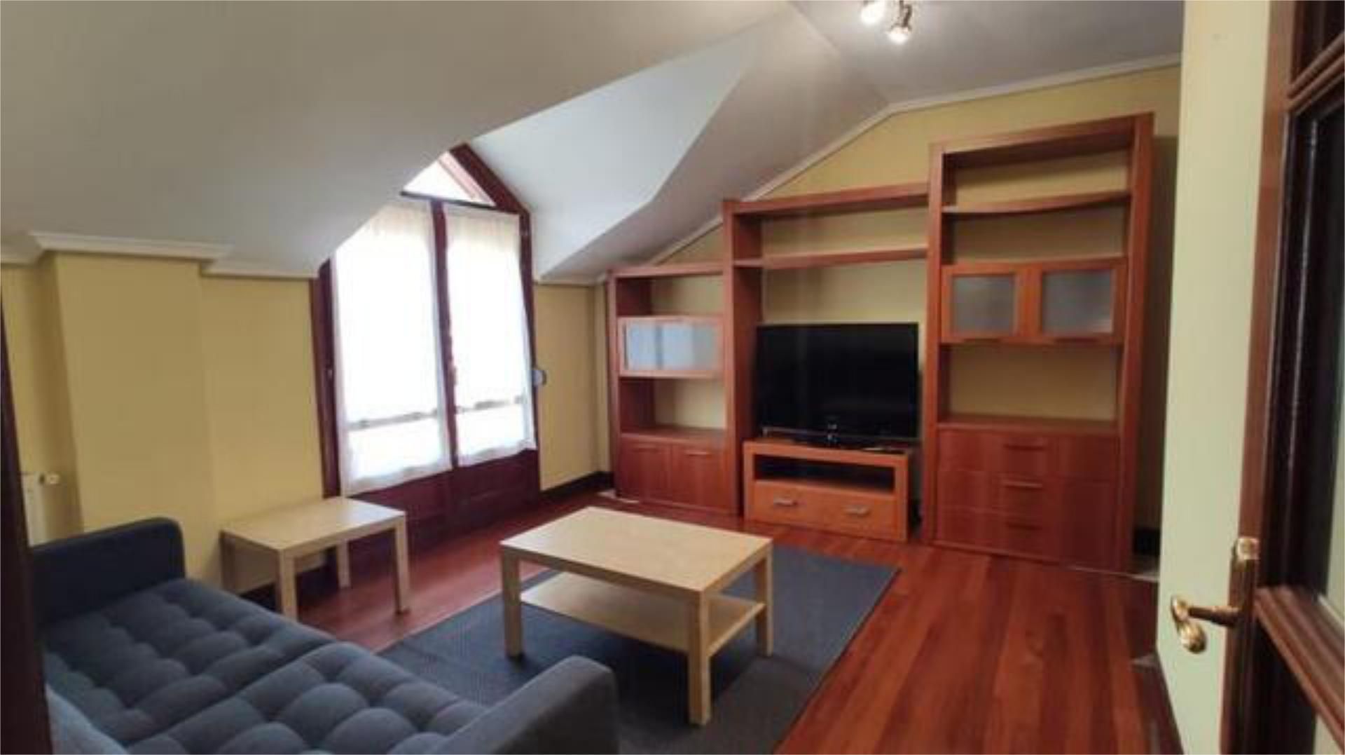 Sala d'estar de Pis de lloguer en Castro-Urdiales amb Terrassa i Moblat