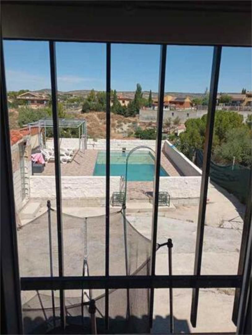Piscina de Casa adosada en venda en Colmenar de Oreja amb Jardí privat, Terrassa i Traster