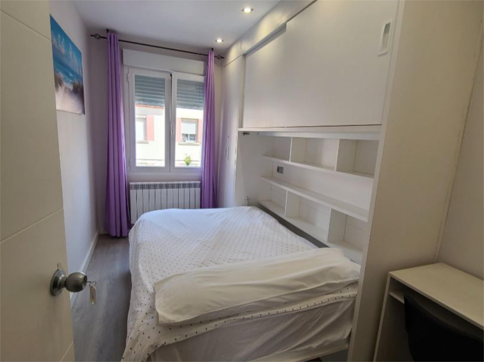Bedroom of Flat to share in  Logroño  with Heating, Parquet flooring and Furnished