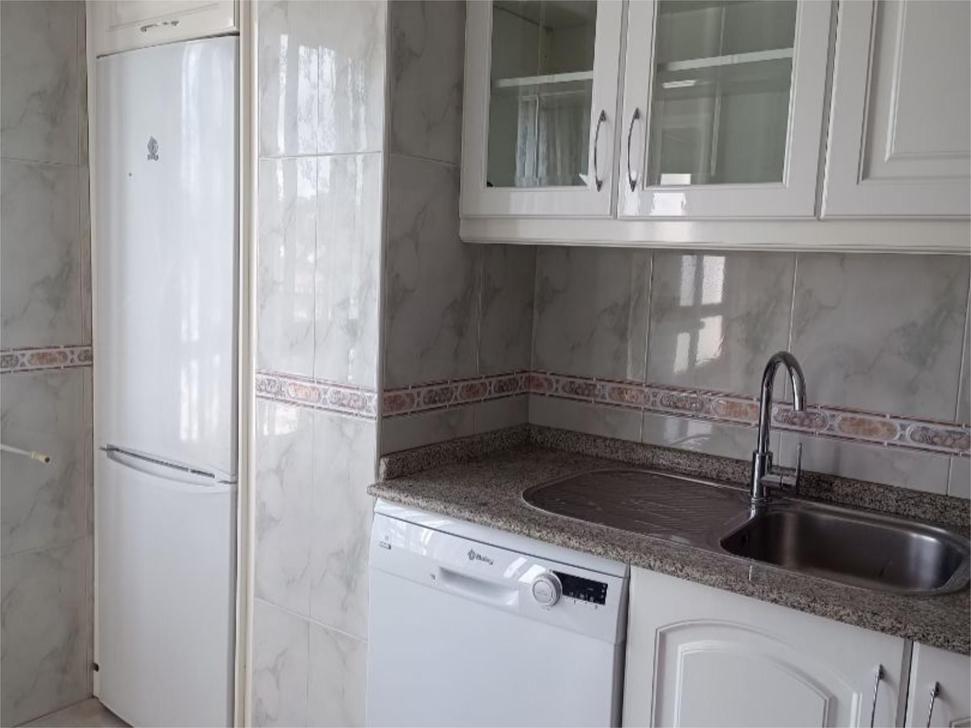 Cuina de Pis de lloguer en A Coruña Capital  amb Calefacció, Parquet i Traster