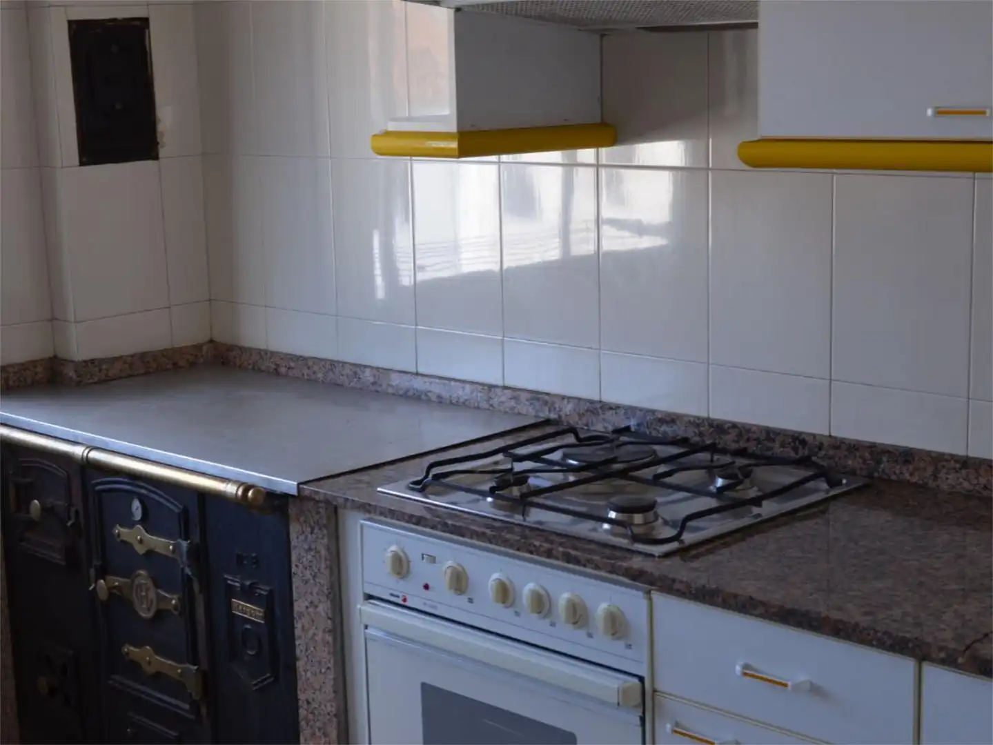 Pis en venda a Boimorto Cuina de Pis en venda en Boimorto amb Parquet, Traster i Moblat