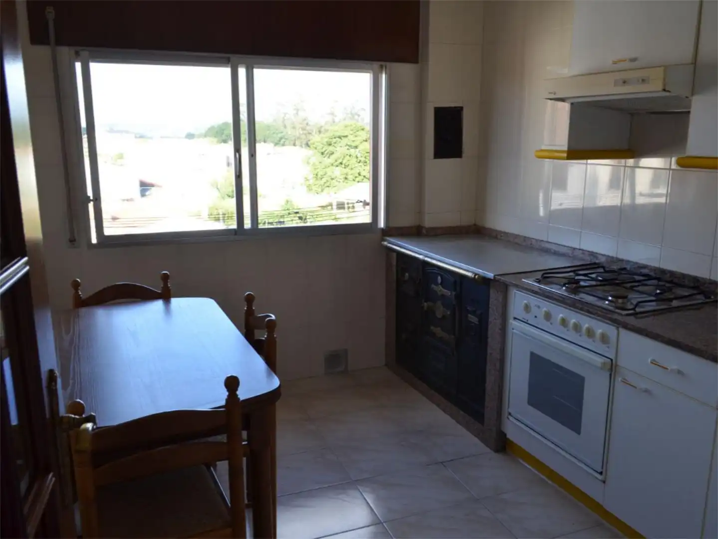 Pis en venda a Boimorto Cuina de Pis en venda en Boimorto amb Parquet, Traster i Moblat