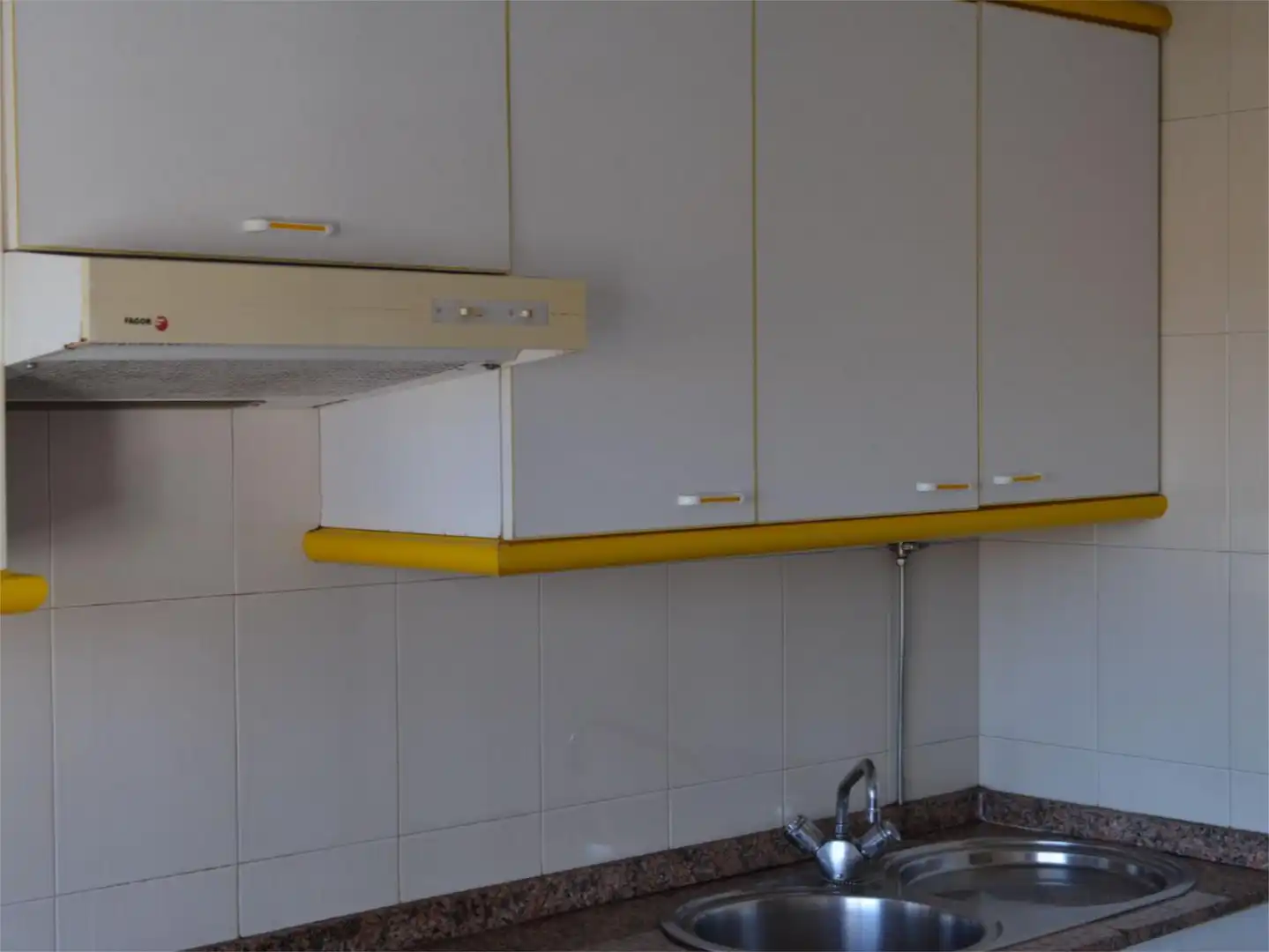 Pis en venda a Boimorto Cuina de Pis en venda en Boimorto amb Parquet, Traster i Moblat