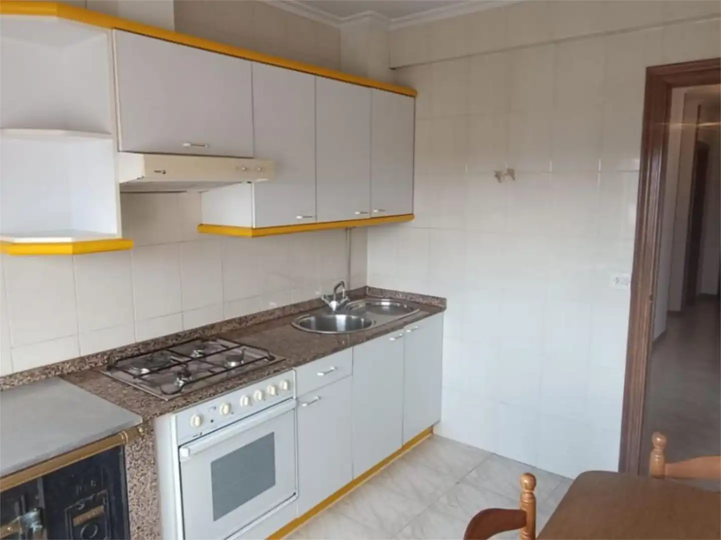 Pis en venda a Boimorto Cuina de Pis en venda en Boimorto amb Parquet, Traster i Moblat