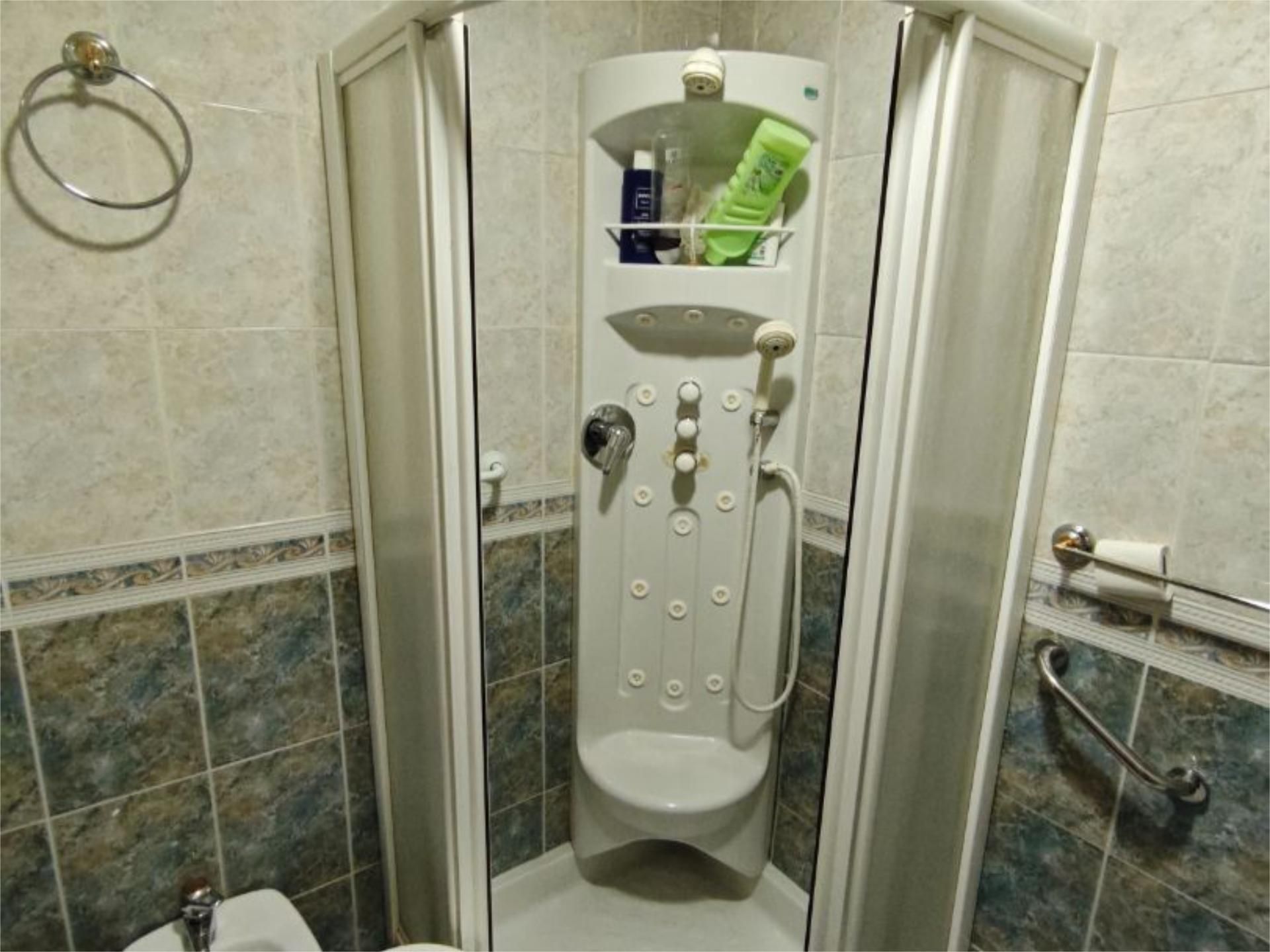 Bathroom of Flat to share in  Jaén Capital  with Air Conditioner and Furnished