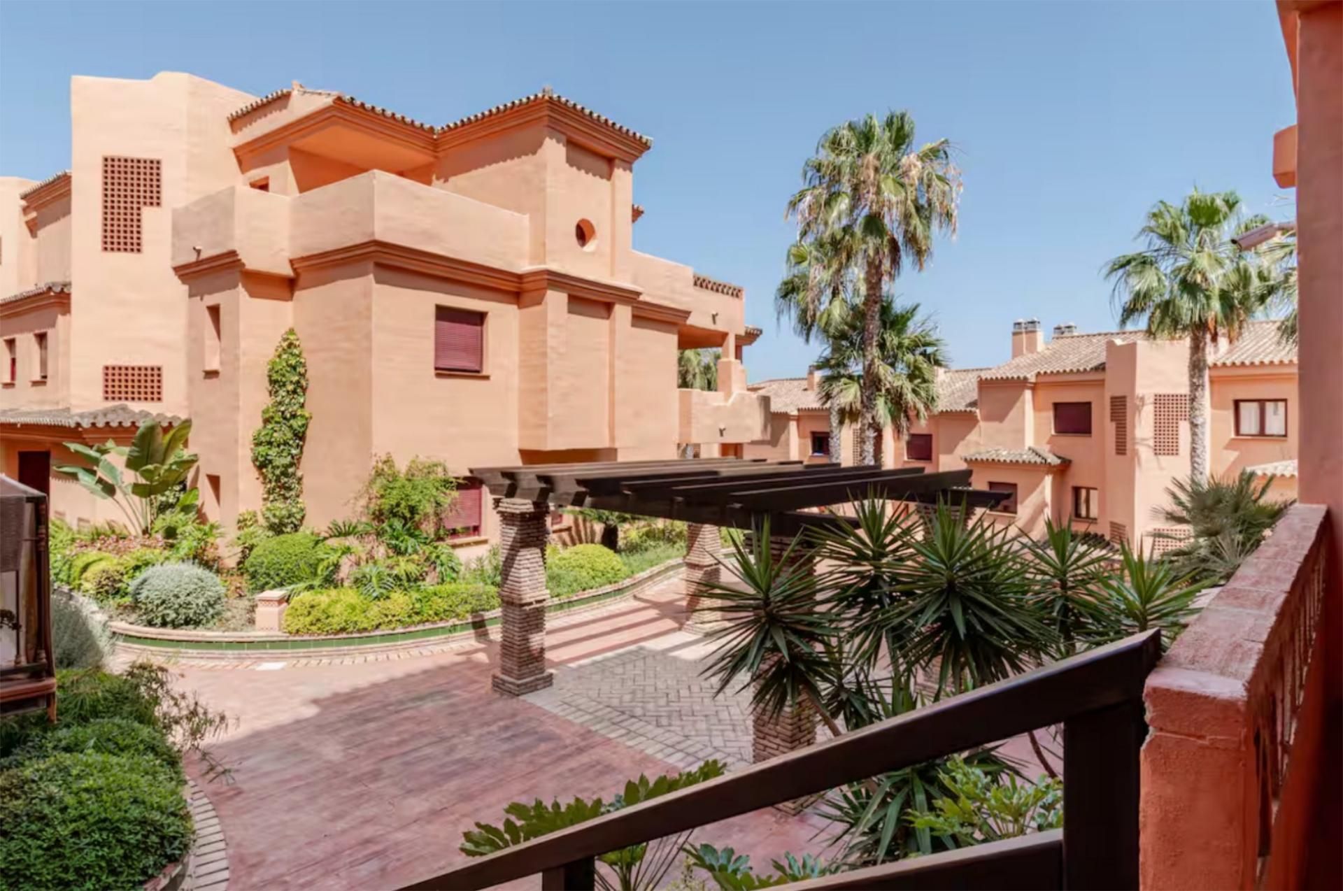 Exterior view of Flat to rent in Benahavís  with Air Conditioner, Heating and Parquet flooring