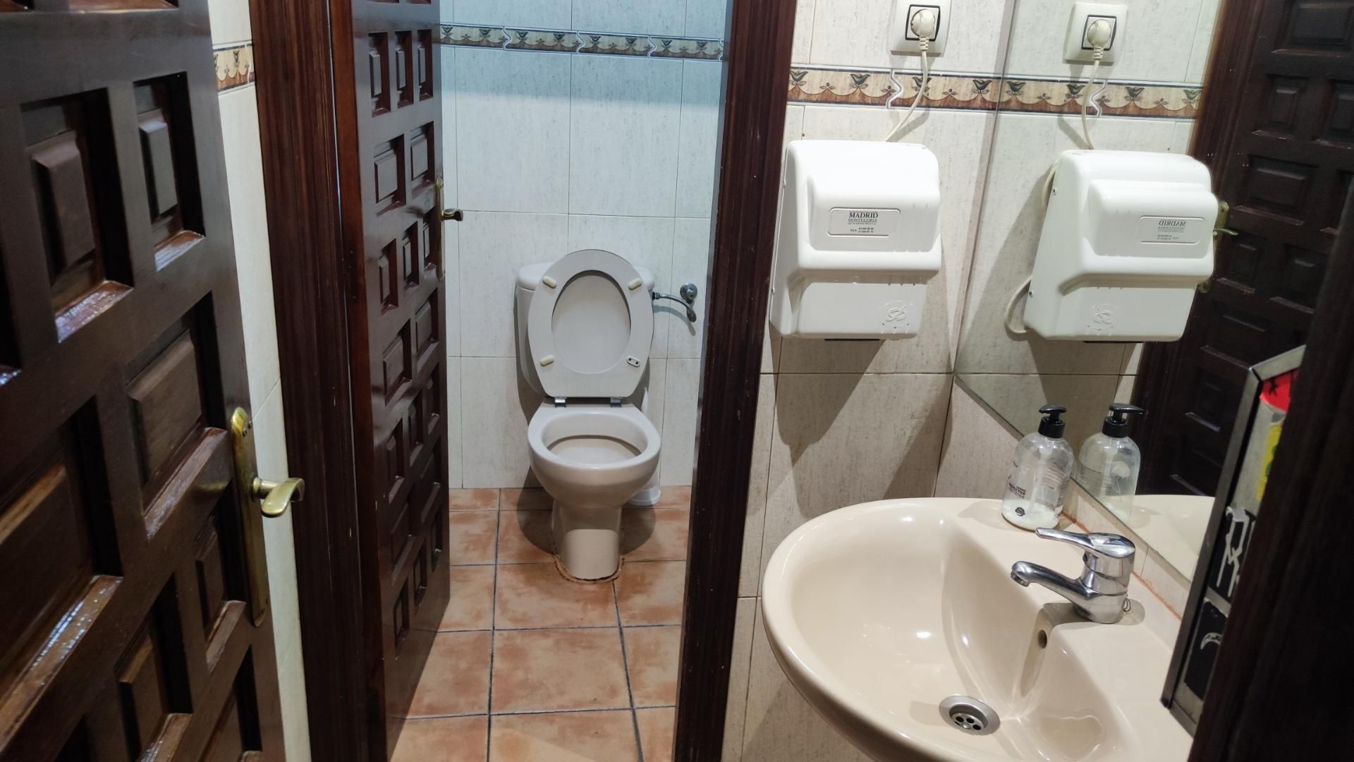 Bany de Local en venda en Alcorcón amb Aire condicionat i Calefacció