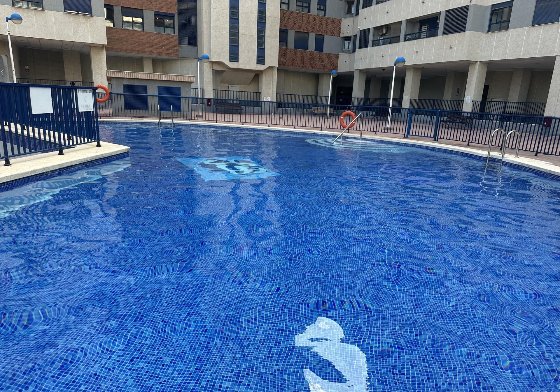 Swimming pool of Flat to share in  Valencia Capital  with Air Conditioner, Private garden and Parquet flooring
