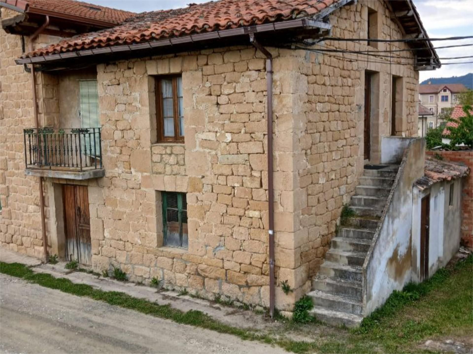 Vista exterior de Casa o xalet en venda en Valle de Tobalina amb Terrassa i Balcó