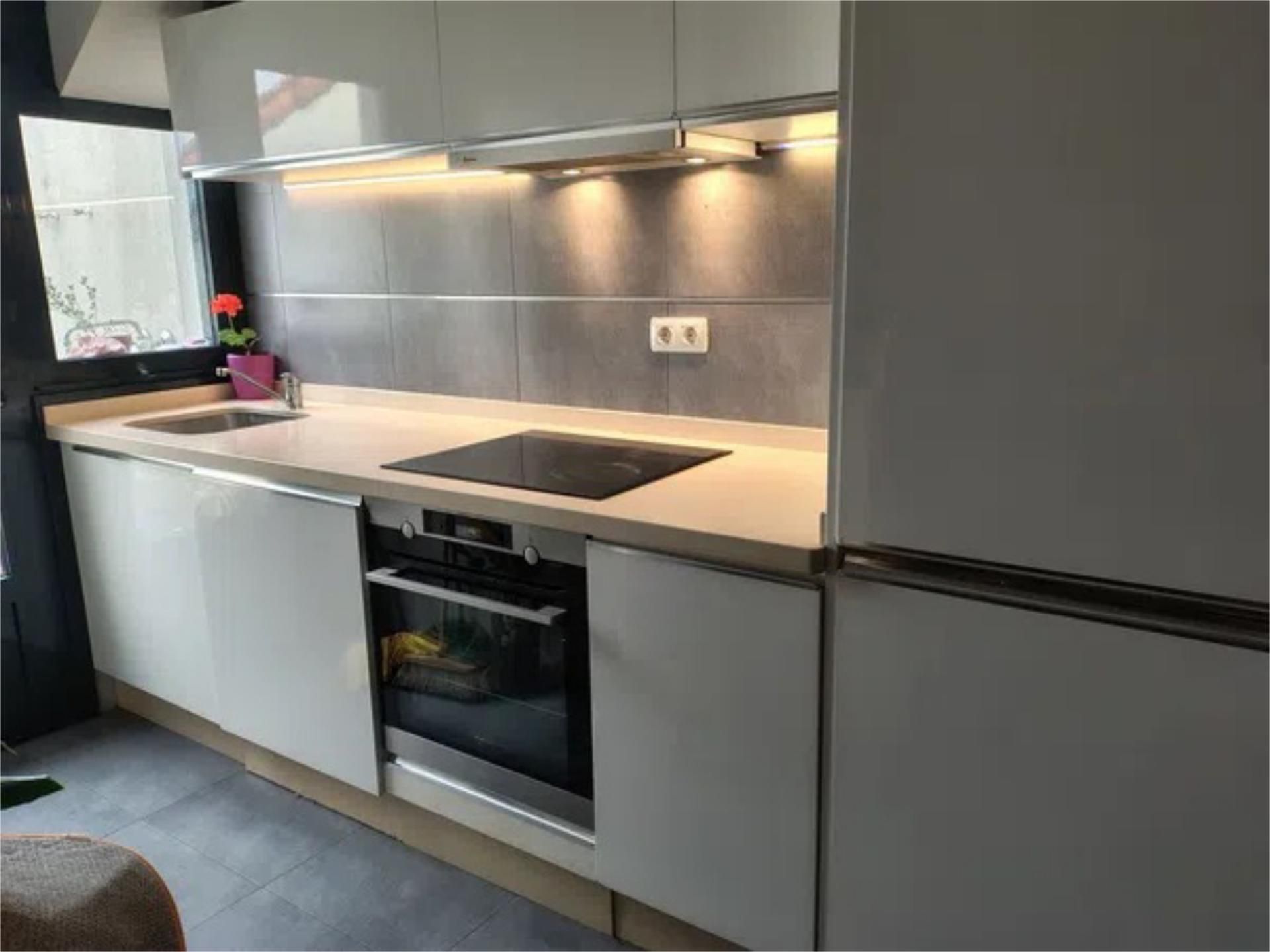 Cuina de Àtic de lloguer en Pontevedra Capital  amb Calefacció, Parquet i Terrassa