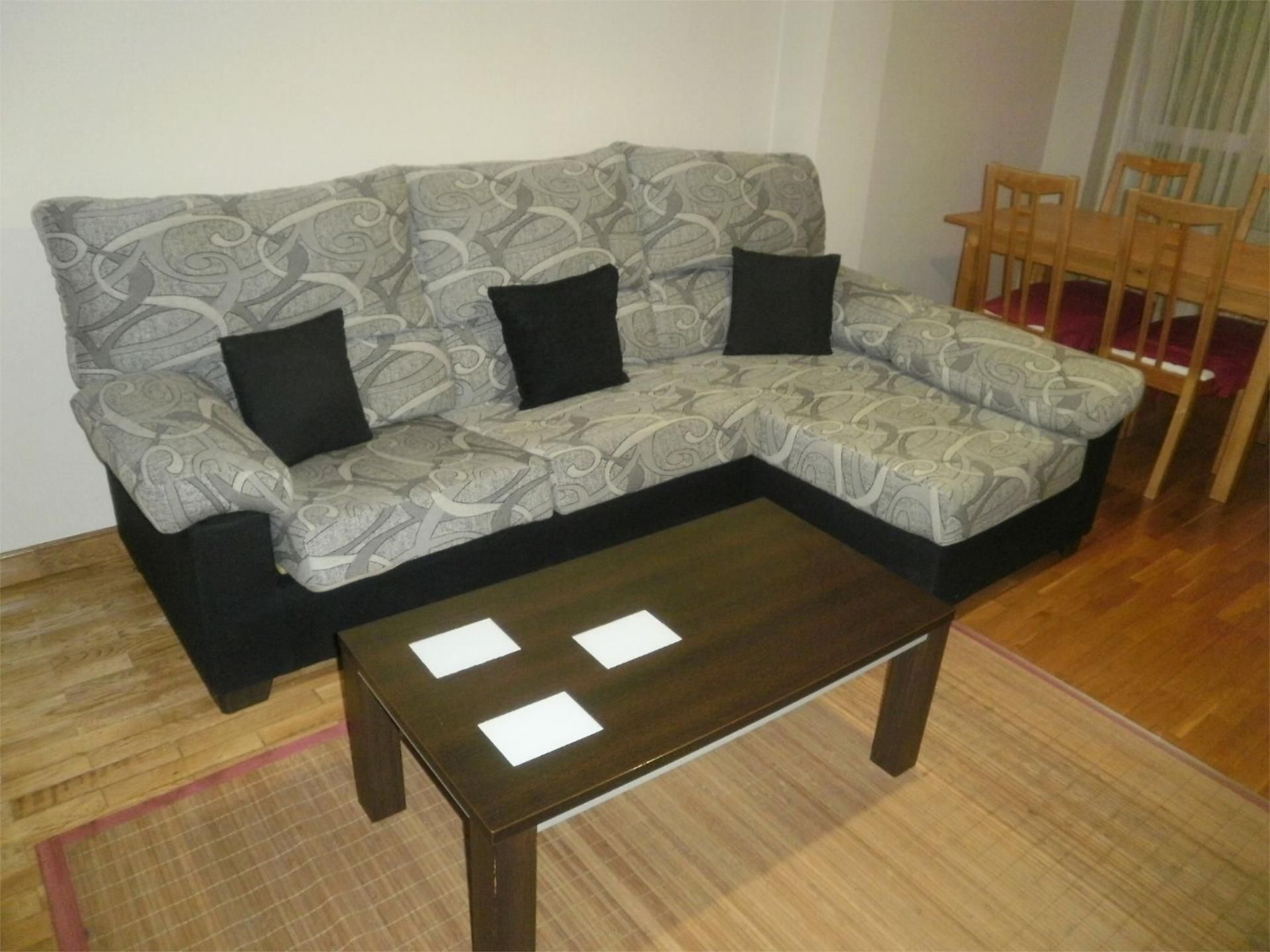 Sala d'estar de Pis de lloguer en Piélagos amb Calefacció, Parquet i Moblat