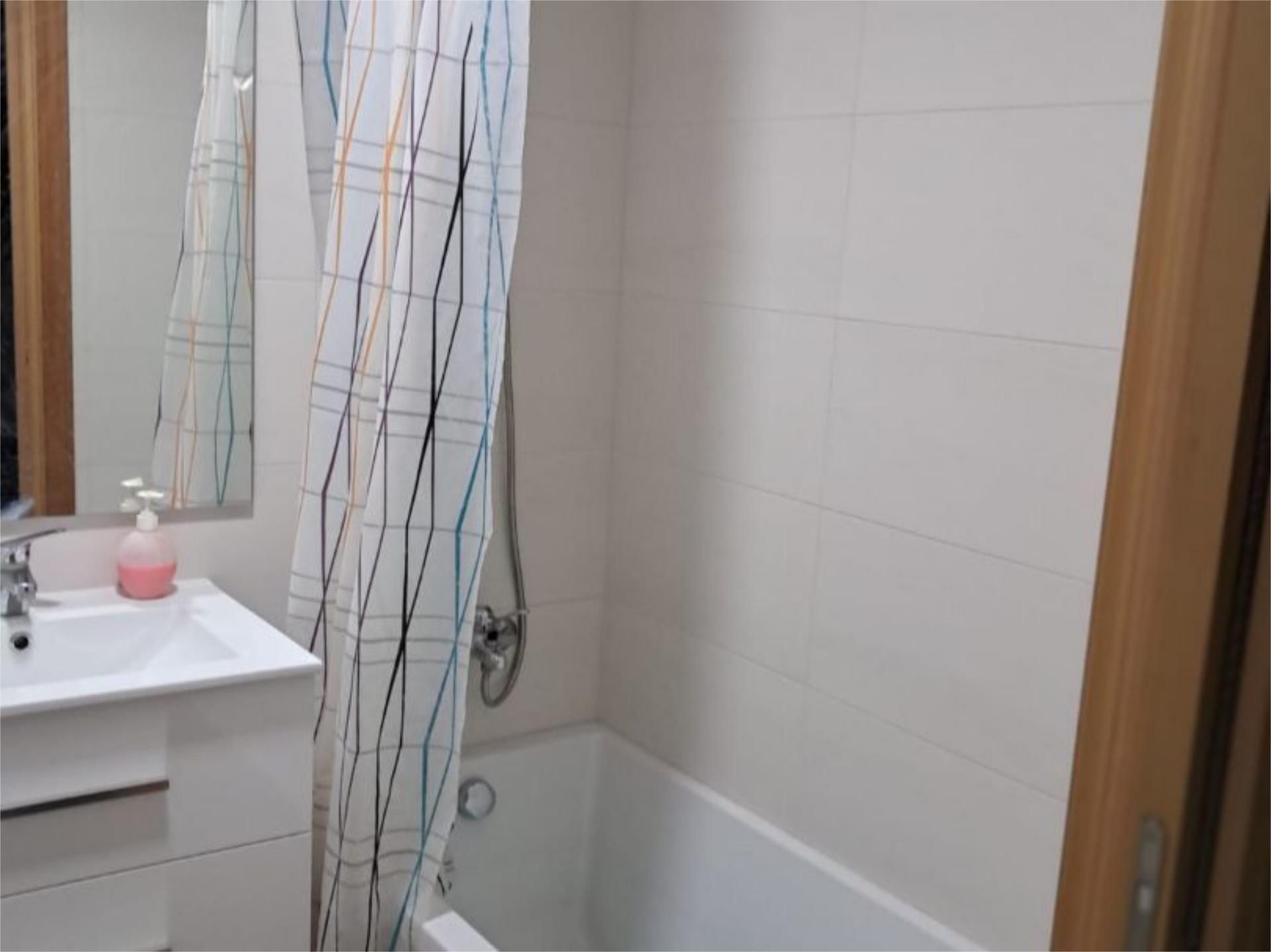 Bathroom of Flat to rent in Mislata  with Air Conditioner, Furnished and Balcony