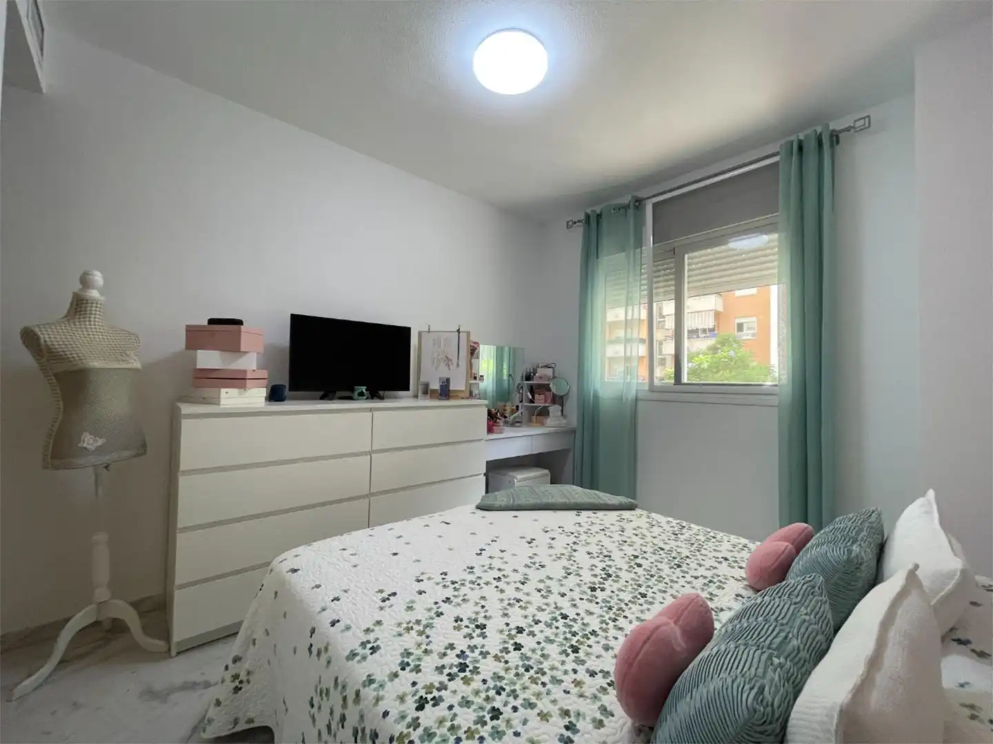 Flat for sale in Calle del Jalón, 28, Martín Carpena - Torre del Río Bedroom of Flat for sale in Málaga Capital with Air Conditioner, Terrace and Swimming Pool
