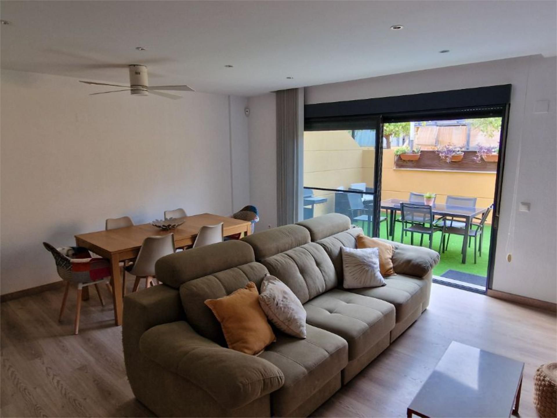 Sala d'estar de Casa adosada en venda en Mutxamel amb Aire condicionat, Terrassa i Piscina