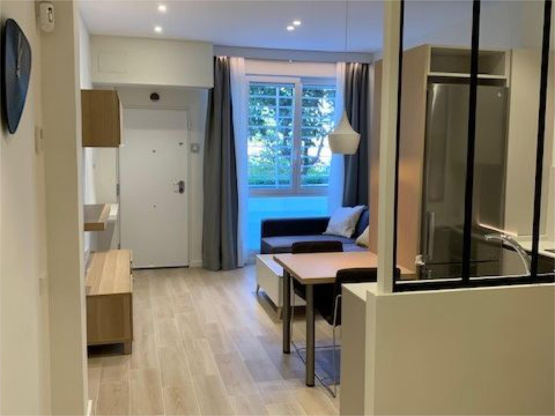 Dormitori de Apartament de lloguer en  Madrid Capital amb Aire condicionat, Calefacció i Moblat