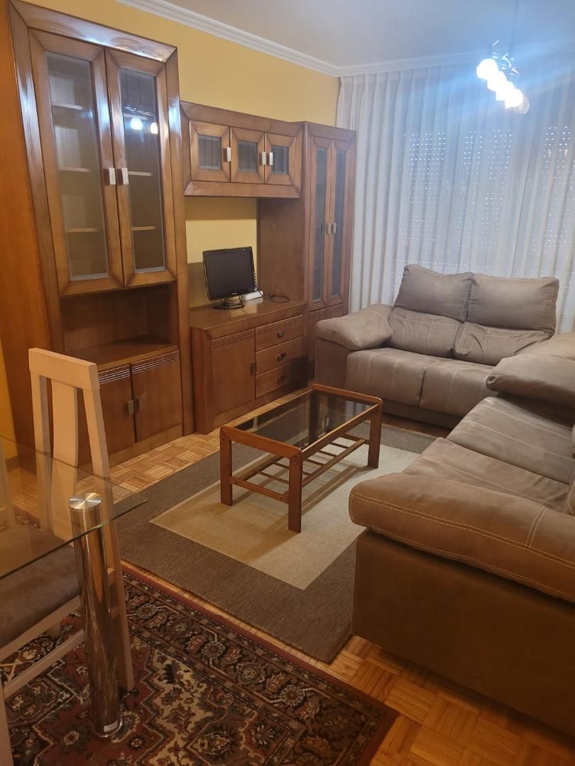 Sala d'estar de Pis de lloguer en Oviedo  amb Calefacció, Parquet i Moblat