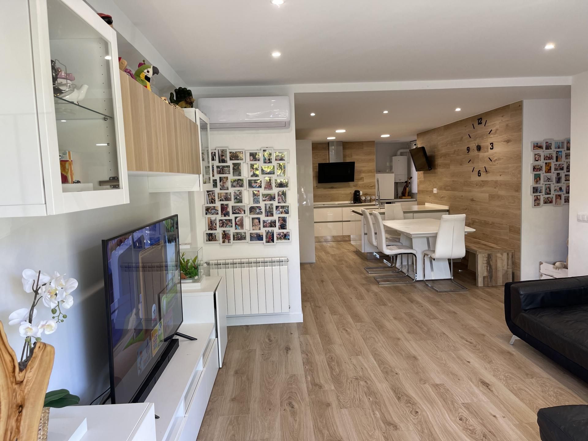 Living room of Flat for sale in Tres Cantos  with Air Conditioner, Heating and Terrace