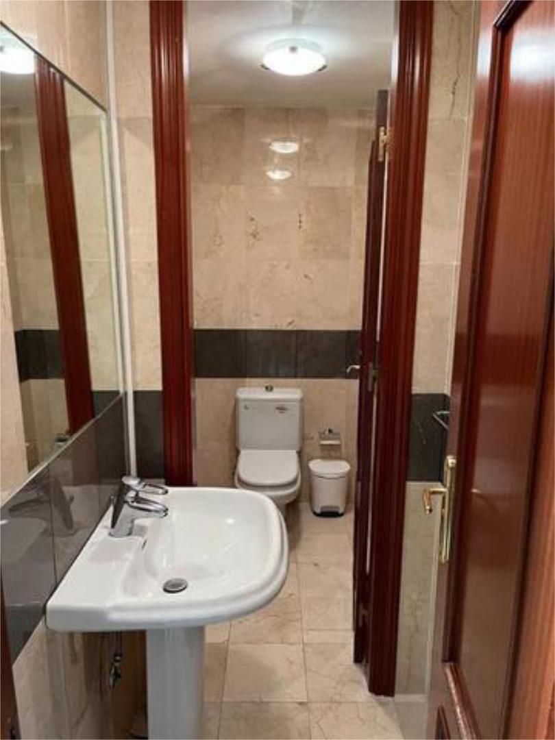 Baño de Oficina de alquiler en  Santa Cruz de Tenerife Capital con Aire acondicionado