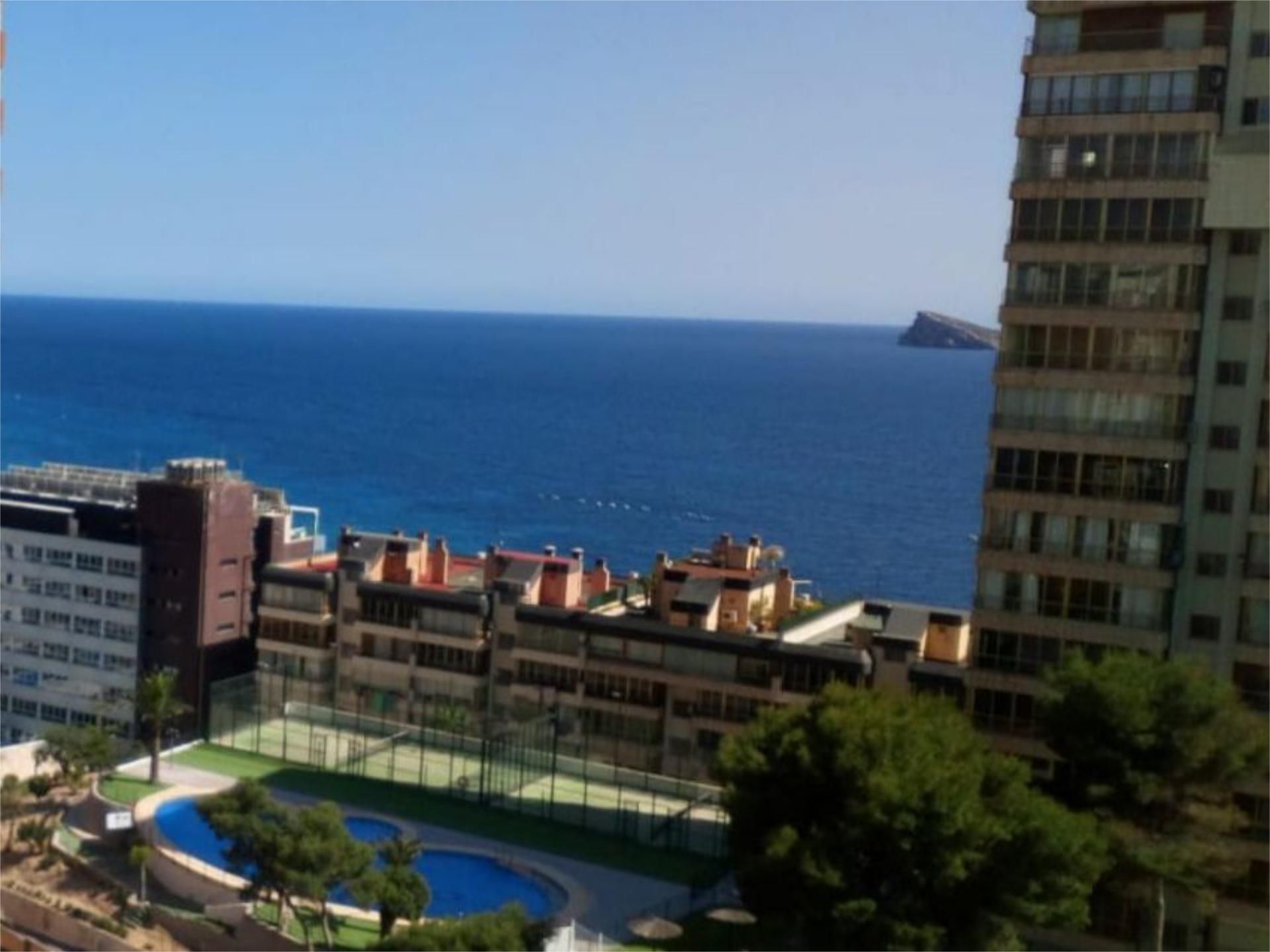 Vista exterior de Pis de lloguer en Benidorm amb Aire condicionat, Jardí privat i Terrassa