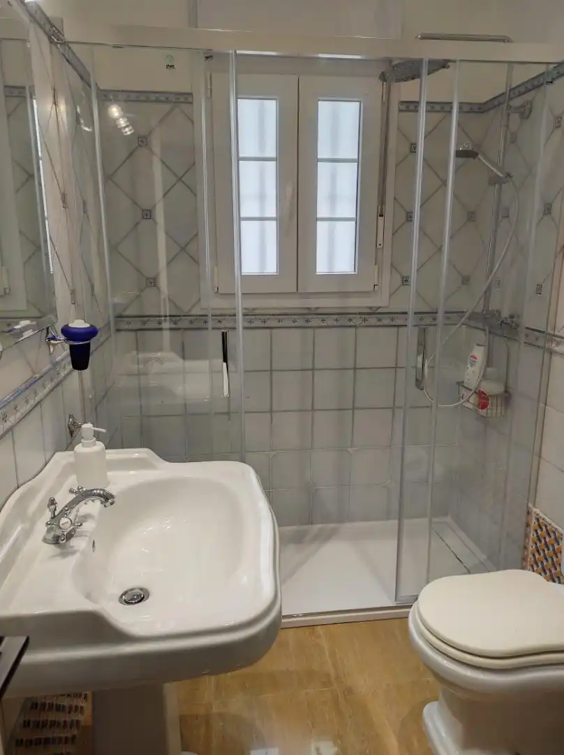 Apartamento de alquiler en Calle Hermana Amparo, 1, Ayamonte ciudad Baño de Apartamento de alquiler en Ayamonte con Aire acondicionado, Calefacción y Terraza