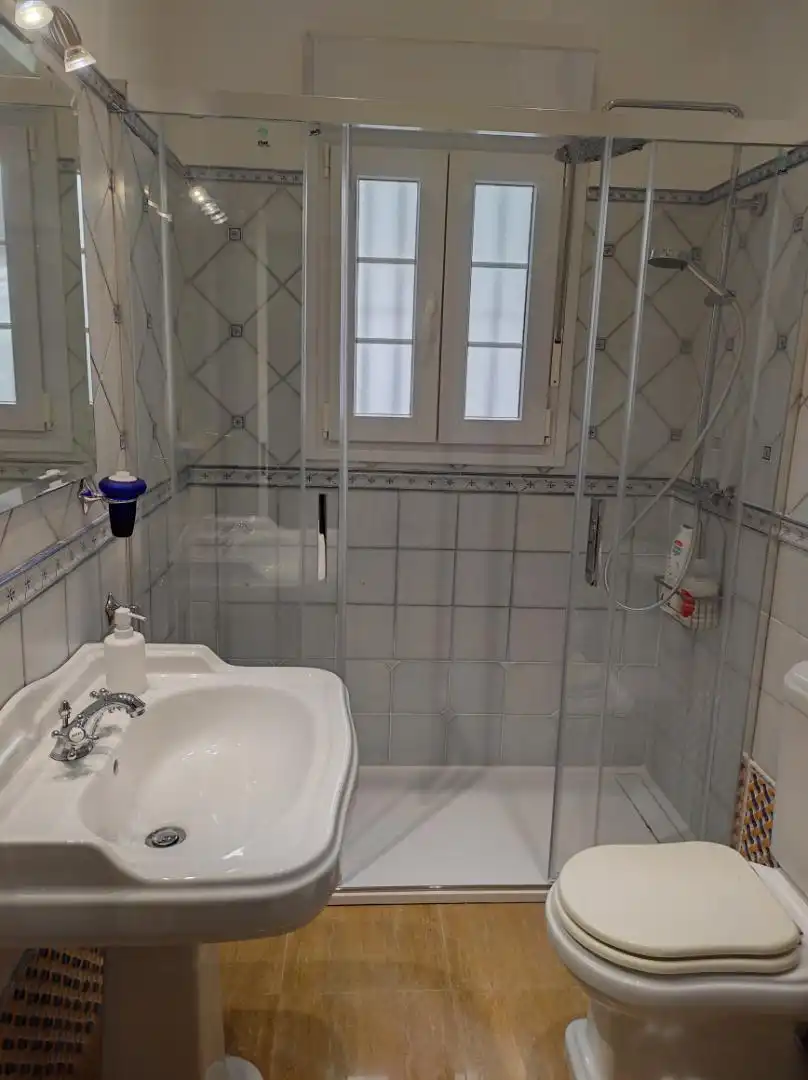 Apartamento de alquiler en Calle Hermana Amparo, 1, Ayamonte ciudad Baño de Apartamento de alquiler en Ayamonte con Aire acondicionado, Calefacción y Terraza