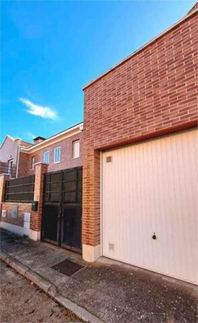 Exterior view of Single-family semi-detached for sale in Aldeamayor de San Martín  with Terrace