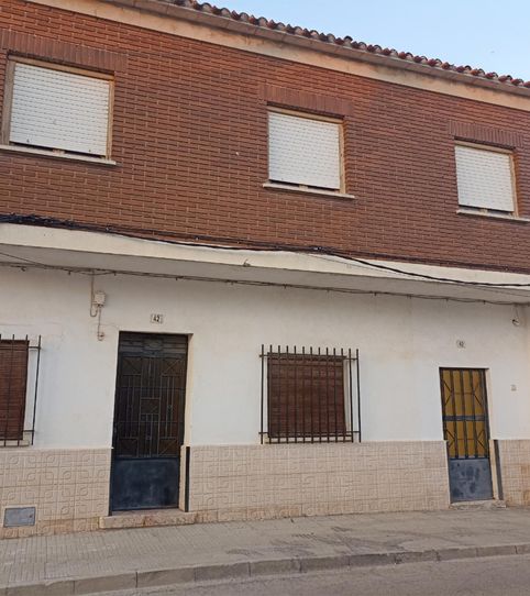 Foto 2 de Casa adosada en venta en Calle Cruces, 42, Villarrobledo, Albacete