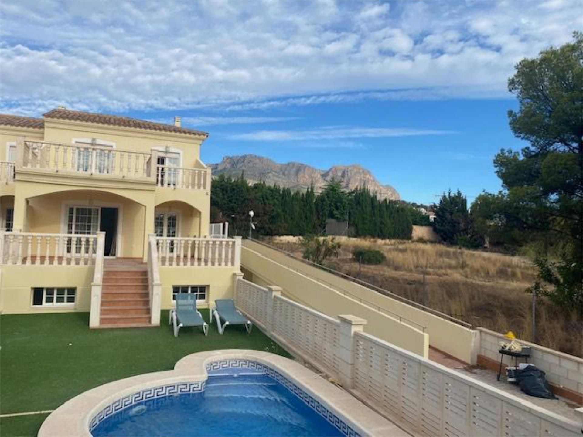 Vista exterior de Casa adosada en venda en La Nucia amb Aire condicionat, Terrassa i Piscina