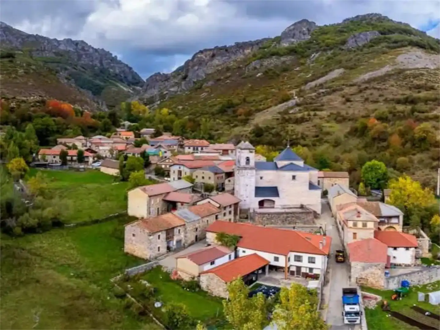 Finca rústica en venda a Calle G.r.castañon, 21, Crémenes Vista exterior de Finca rústica en venda en Crémenes amb Calefacció, Jardí privat i Parquet