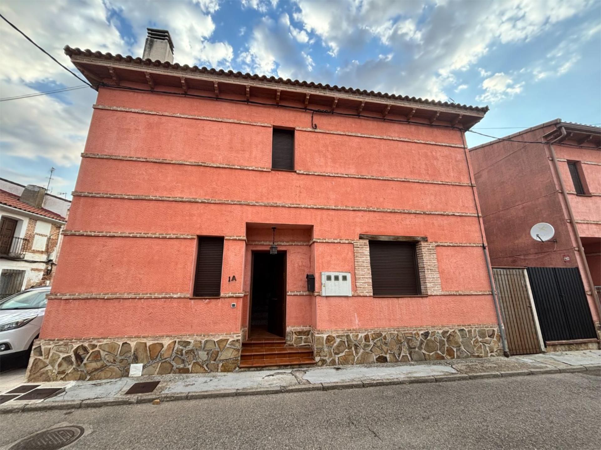 Vista exterior de Casa adosada de lloguer en Casa de Uceda amb Traster