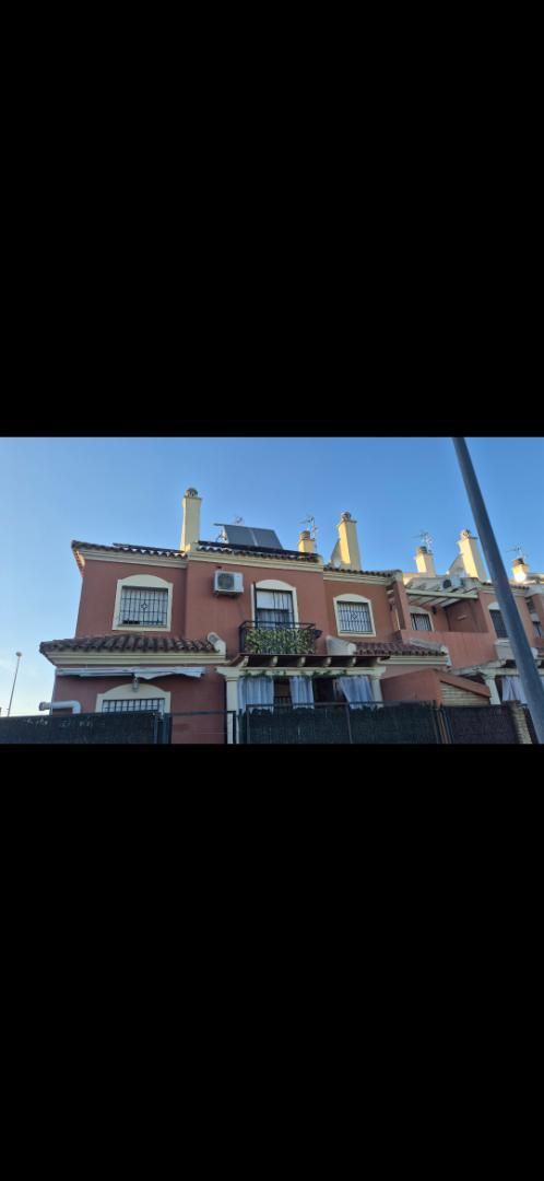 Vista exterior de Casa adosada de lloguer en Montequinto amb Terrassa, Piscina i Balcó