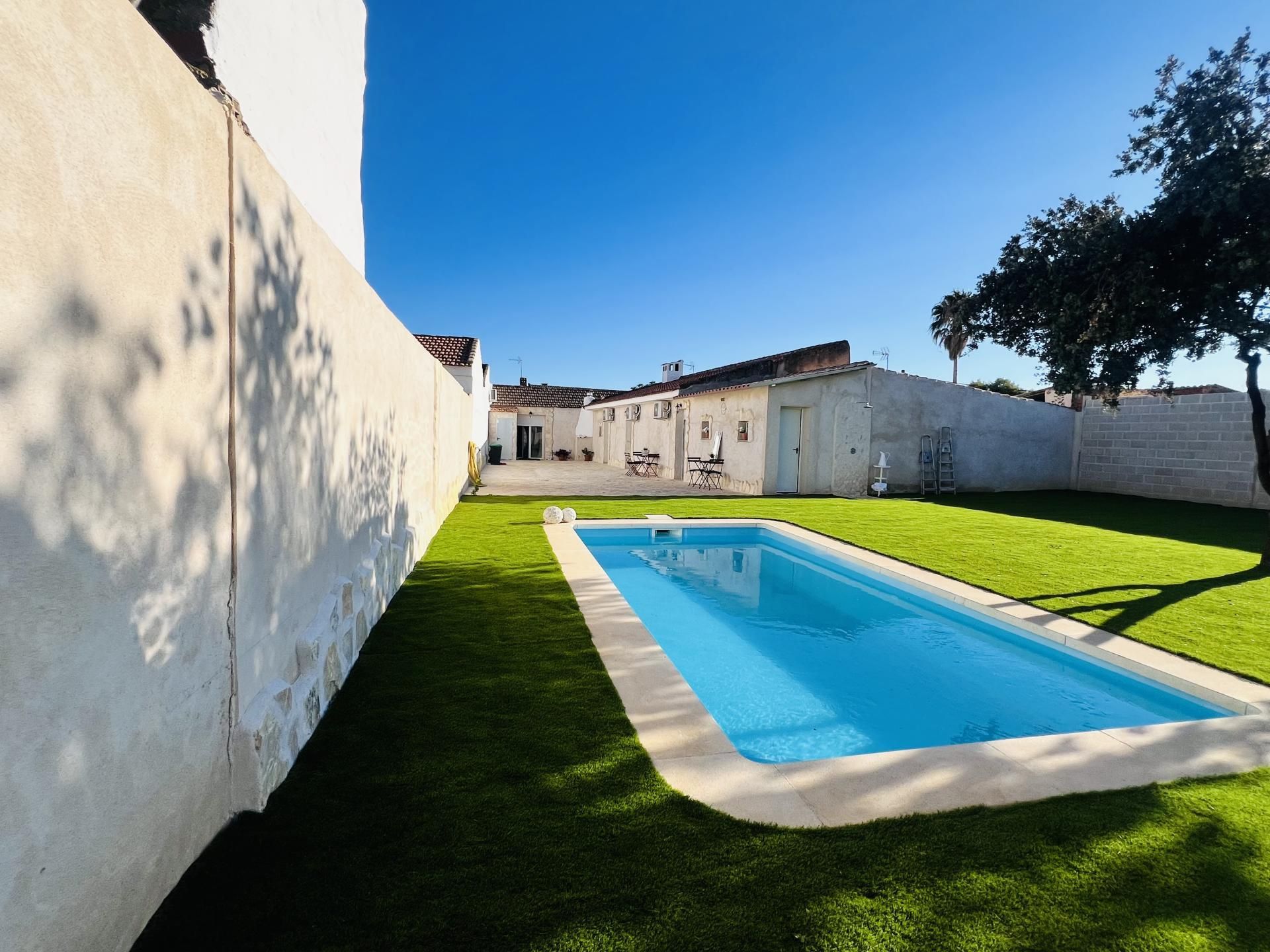 Piscina de Casa adosada en venda en El Robledo   amb Aire condicionat, Calefacció i Jardí privat
