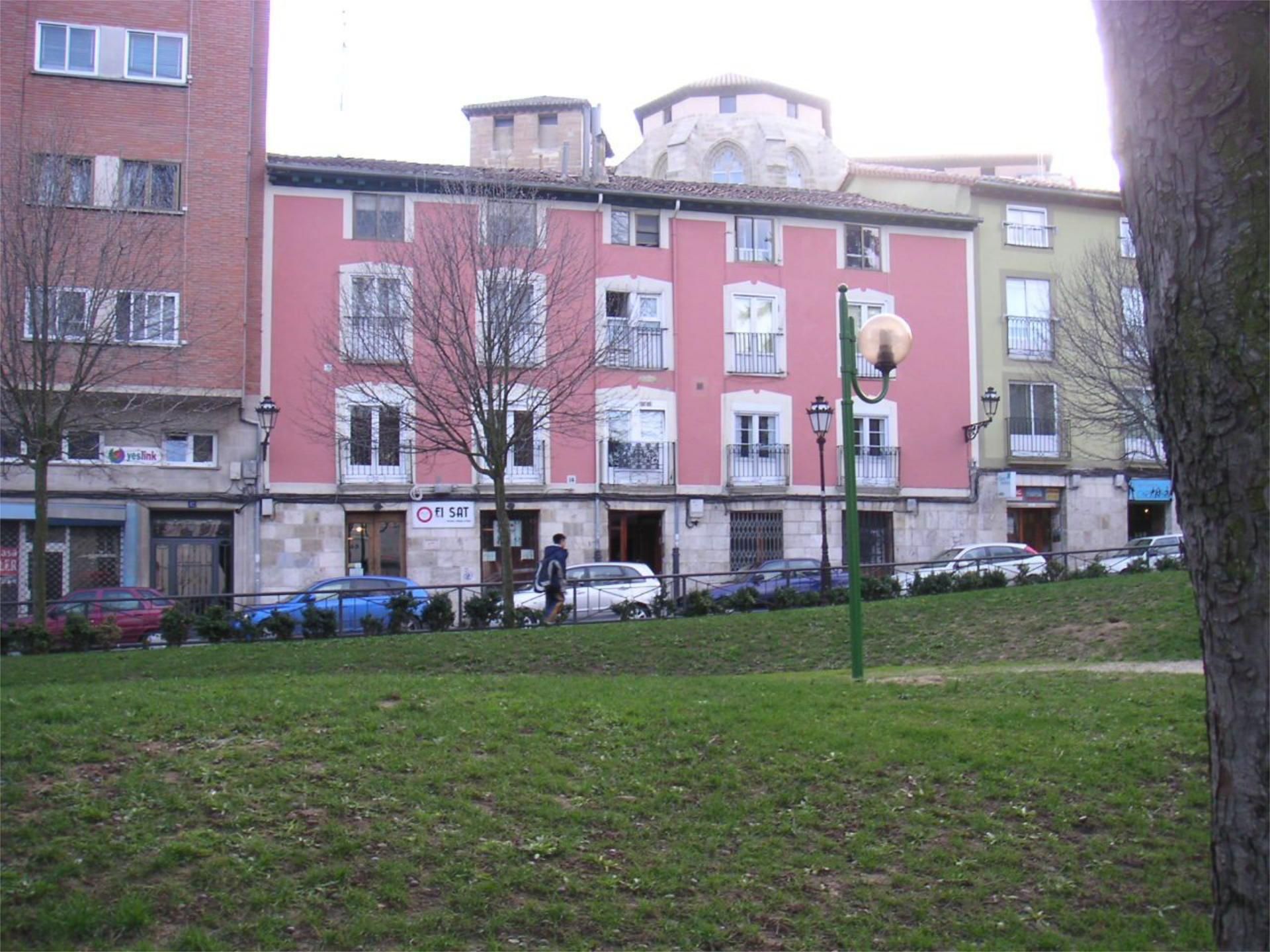 Vista exterior de Apartament de lloguer en Burgos Capital amb Calefacció, Jardí privat i Parquet